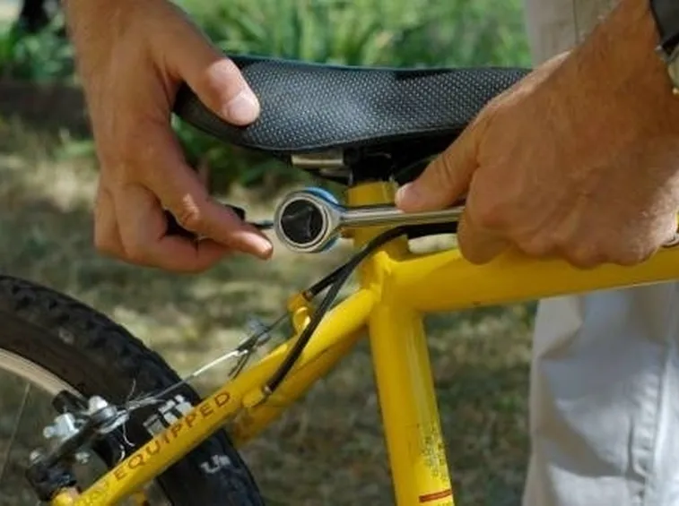 regolare sella bici