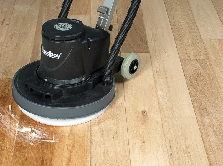 operazione di lucidatura parquet