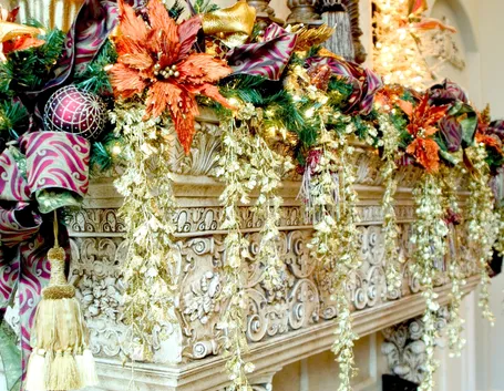 esempio di decorazioni natalizie per caminetto