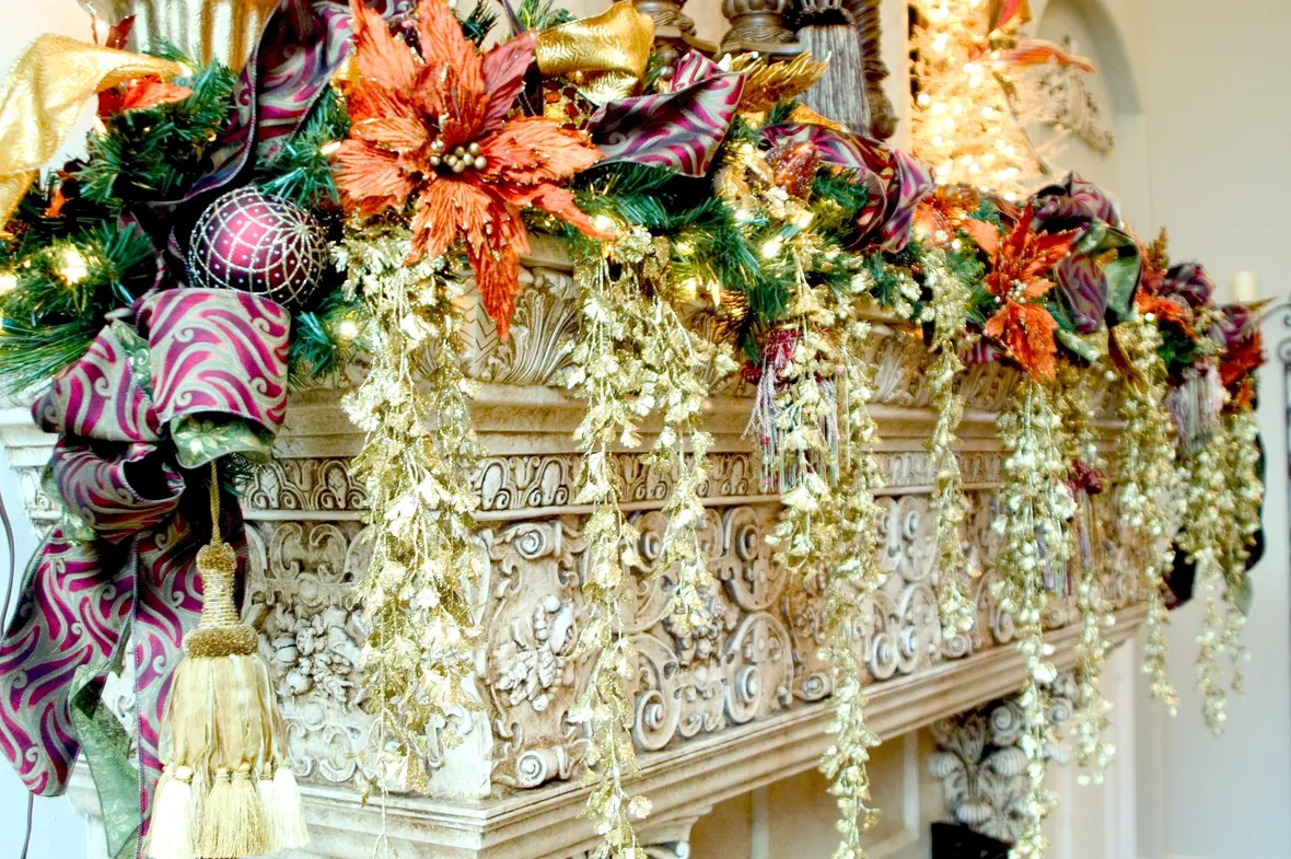 esempio di decorazioni natalizie per caminetto