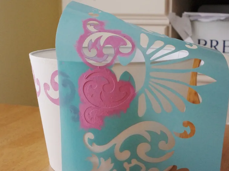 decorazione con stencil su lampada