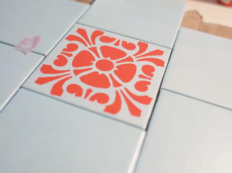 piastrella decorata con stencil