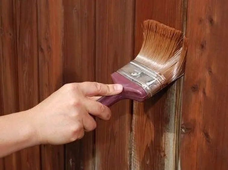 verniciare legno a pennello