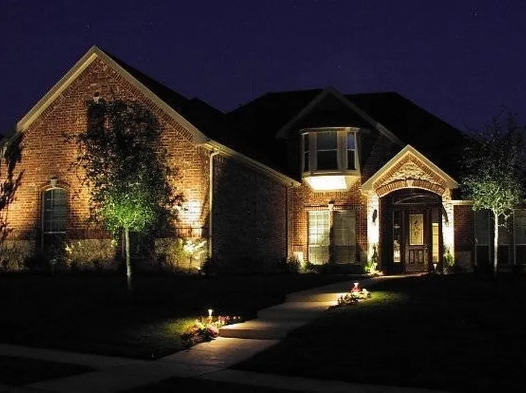 Giardino illuminato con lampade a parete