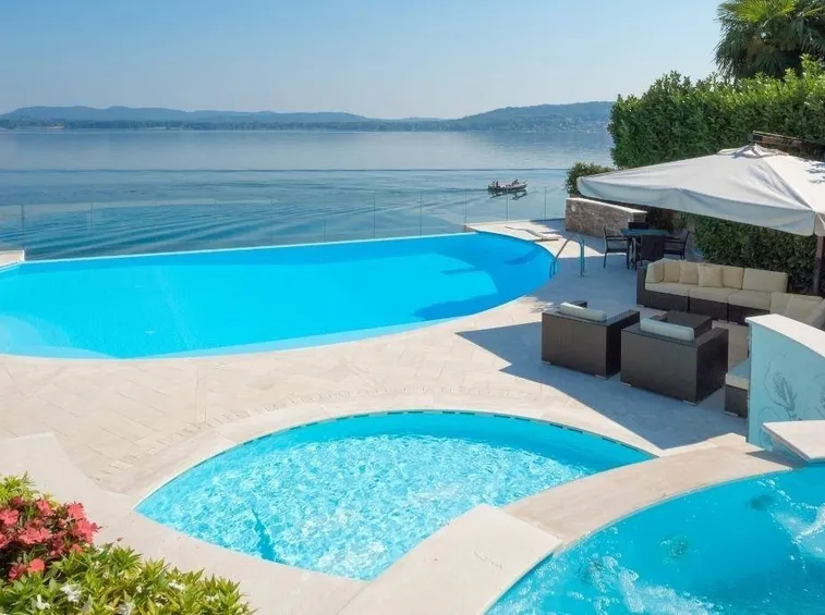 Alcune note sui costruttori di piscine