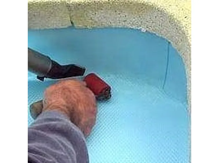 Le piastrelle per la piscina sono diverse da quelle da parete