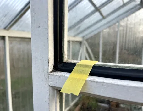 Prima di tutto trattenere il calore: isolamento e tenuta della serra