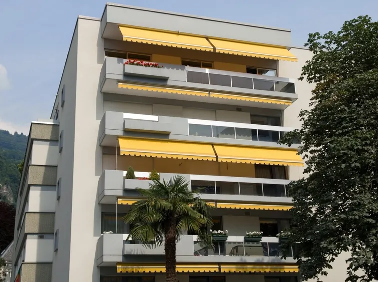 Palazzo con tende da sole