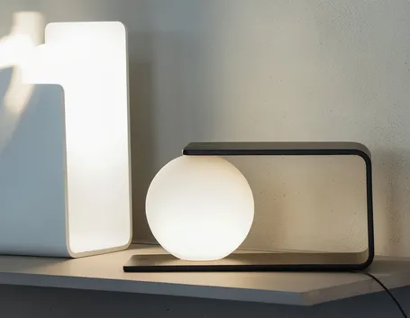 Perché il cambio dell'ora può mandare fuori orario le lampadine smart (foto Lampadina Pentalight Morsetto da Tavolo)
