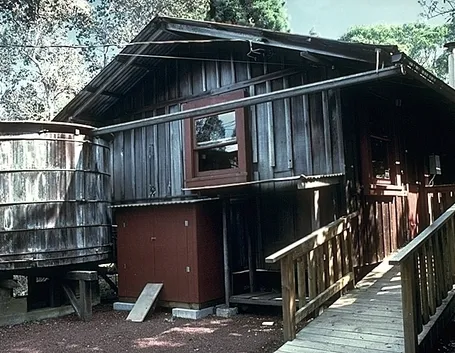 Casa con serbatoio d'acqua piovana