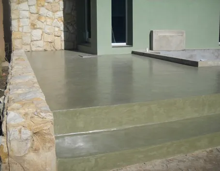 Superficie rivestita microcemento