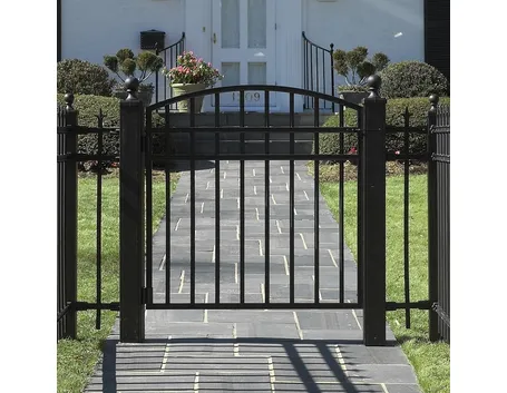 ingresso pedonale con cancello in metallo