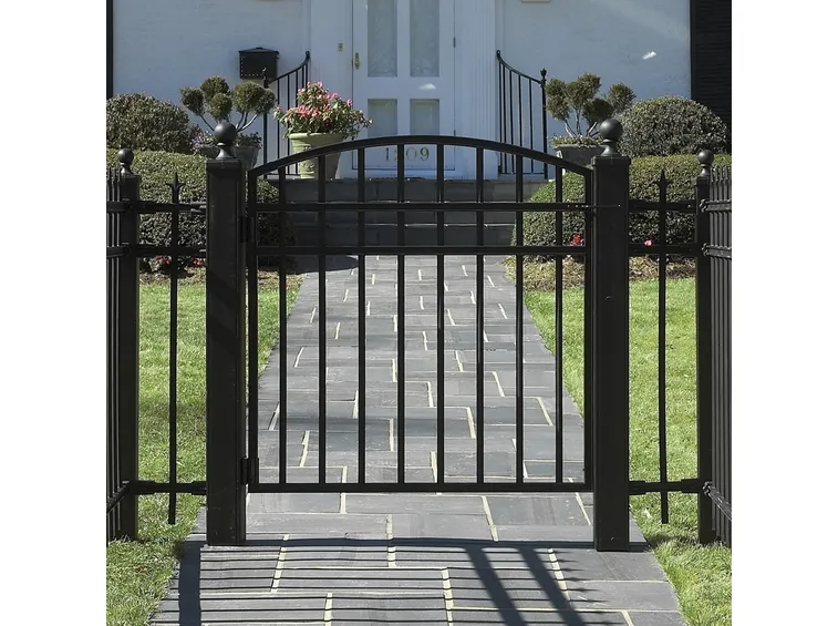 ingresso pedonale con cancello in metallo