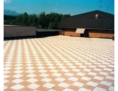 Ci sono tanti tipi di mattonelle per terrazzi: i pro e i contro nella scelta