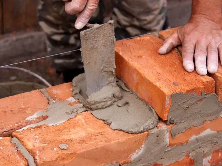 costruzione muro di mattoni