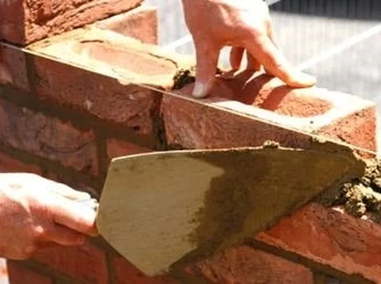 costruire muro di mattoni