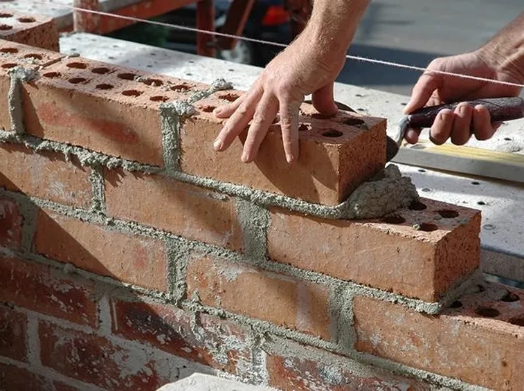 costruire muro di mattoni