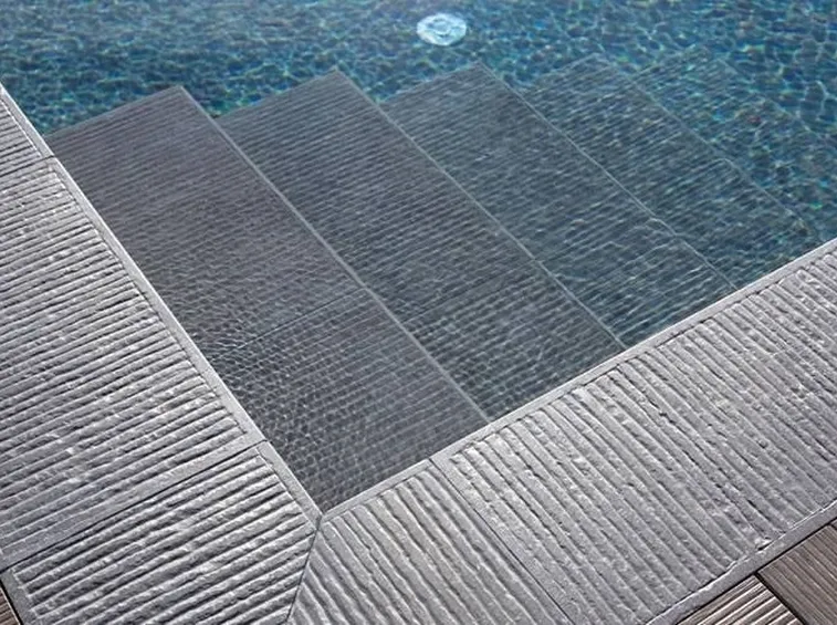 Come sono i pavimenti per piscine