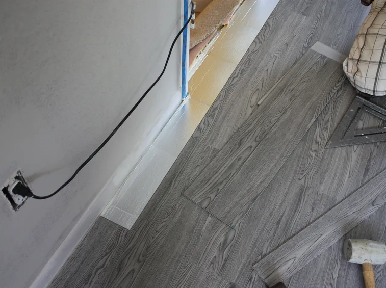 La posa delle piastrelle in pvc in bagno