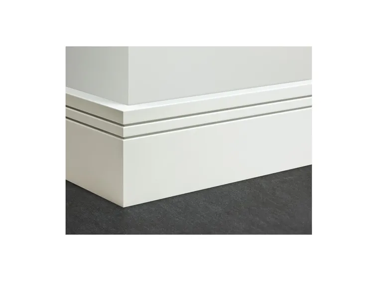 battiscopa bianco decorato