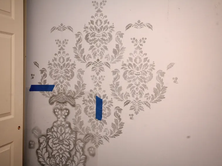 Decorare i muri con gli stencil
