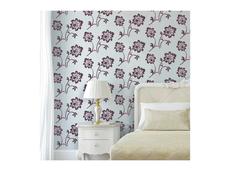 Stencil fiori su pareti colorate