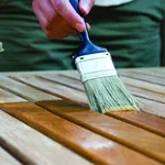 stesura vernice per legno