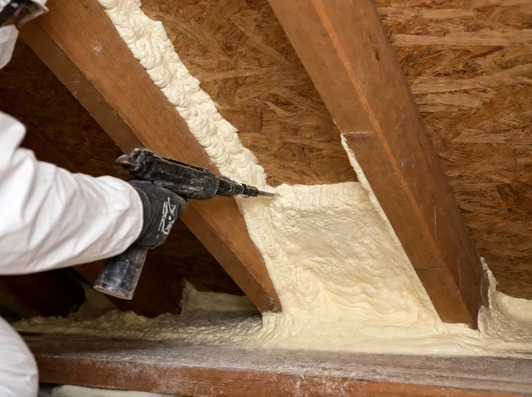 isolamento del sottotetto con schiuma