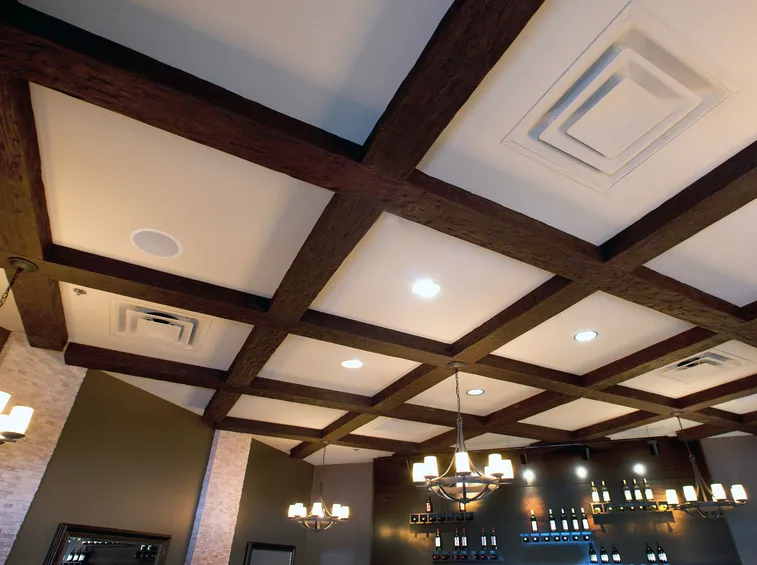 soffitto con finte travi in legno
