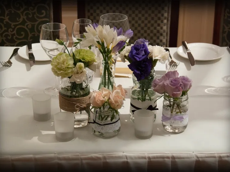 vasi in vetro con fiori