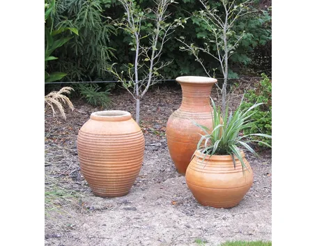 Vasi che arredano il giardino