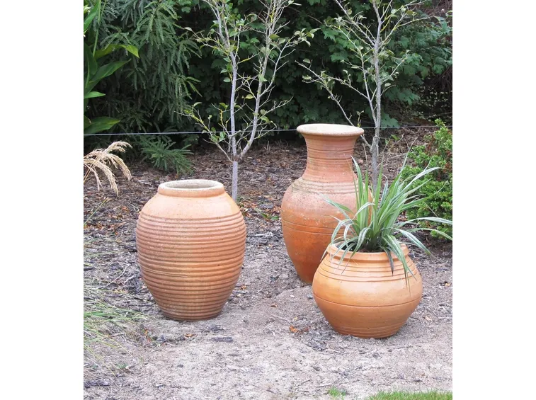 Vasi che arredano il giardino