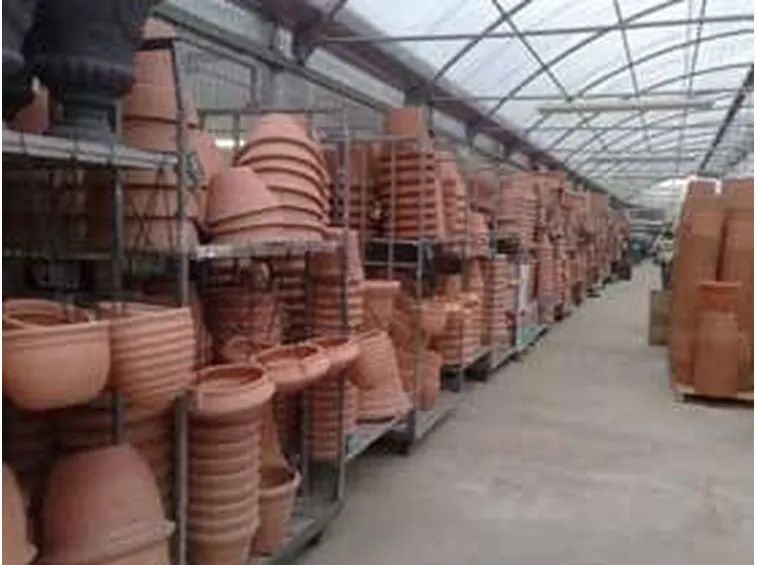 Alcuni vasi da giardino in resina
