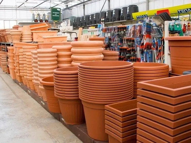 Pregi e difetti dei vasi in plastica per piante
