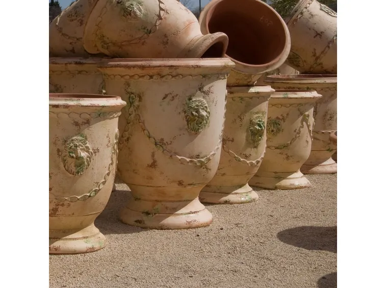 Vasi in terracotta decorati
