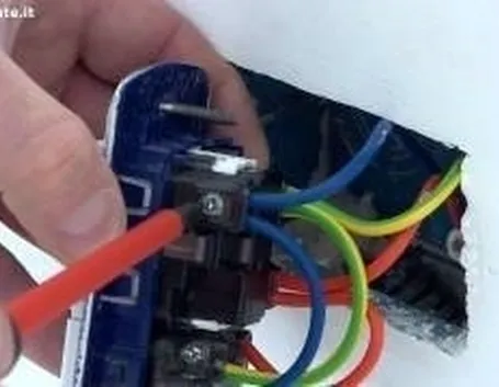Come sostituire una presa elettrica a muro