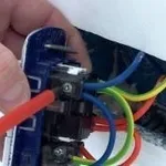 Come sostituire una presa elettrica a muro