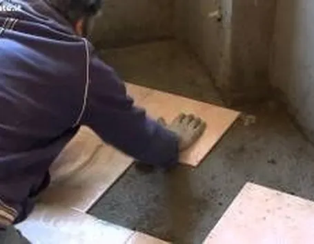 Come posare le piastrelle nel pavimento