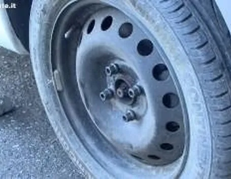 Come cambiare la ruota dell'auto