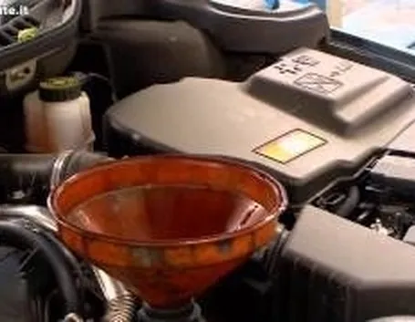 Controllo e rabbocco olio motore