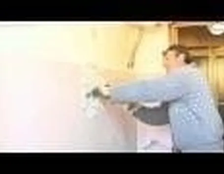 Rimuovere le piastrelle del bagno