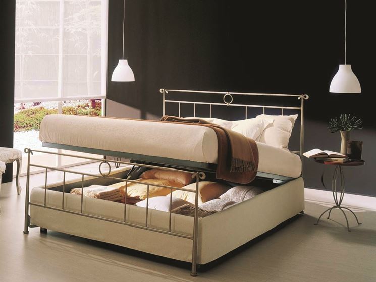 letto con contenitore in ottone