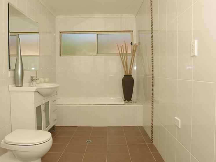 Bagno online bagno bagno online caratteristiche Resina su piastrelle bagno