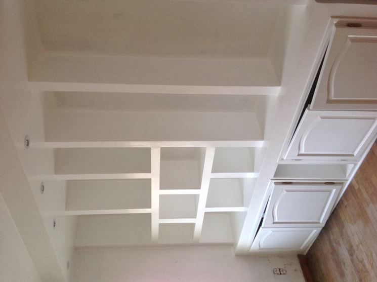 Come realizzare una libreria in cartongesso oggetti di casa ... Struttura mensole in cartongesso
