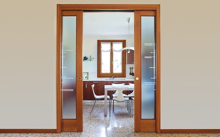 Soluzioni di porte scorrevoli in vetro e legno