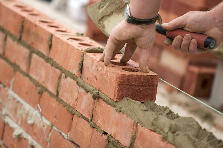 costruzione muro in mattoni