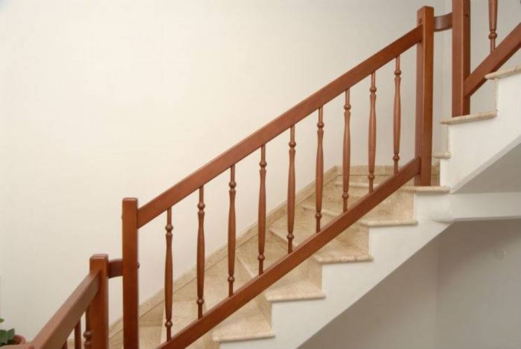 Colore pareti scala interna: le scale interne. soffitto travi ... Decorazione Ringhiera Scala
