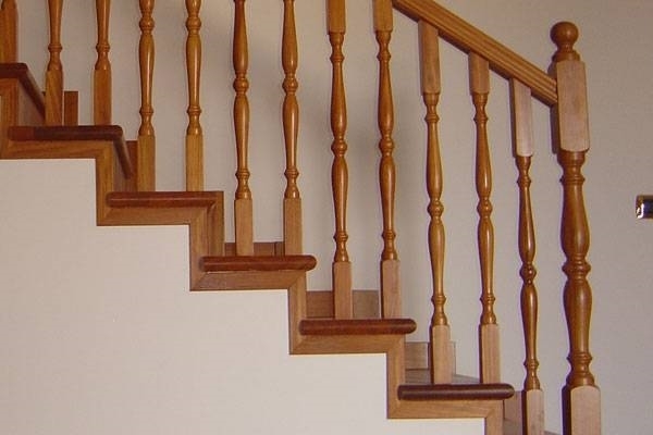 Colore pareti scala interna: le scale interne. soffitto travi ... Decorazione Ringhiera Scala