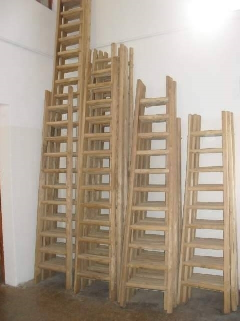 Scale a pioli in legno scale Foto di scale
