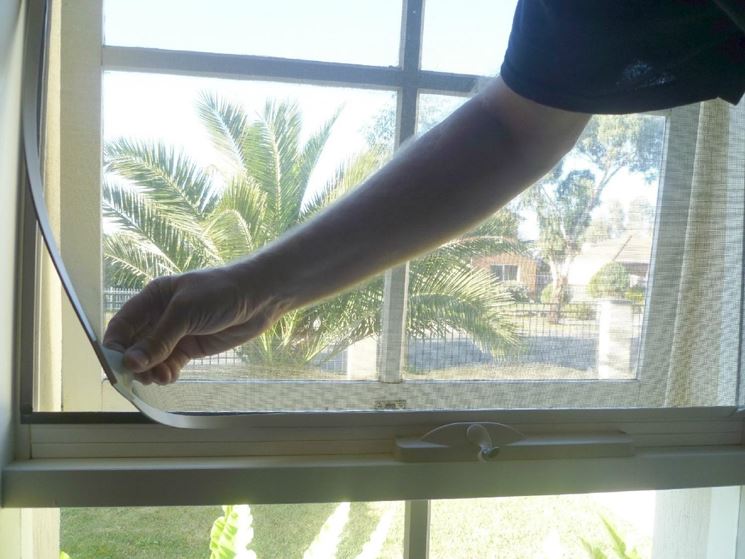 Zanzariera amovibile applicata su finestra